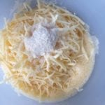 Losgeklopte eieren met de geraspte kaas en psyllium