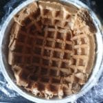 Kom waarvan de bodem en zijkanten met wafels bedekt zijn