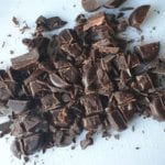Fijngehakte chocola op een snijplank