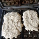 Open wafelijzer met daarin wafelbeslag