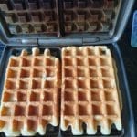 Open wafelijzer met goudbruine wafels