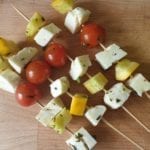 Houten snijplank met halloumi spiesjes