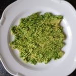 Bord met fijngeprakte avocado