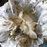 Stevige labneh in theedoek