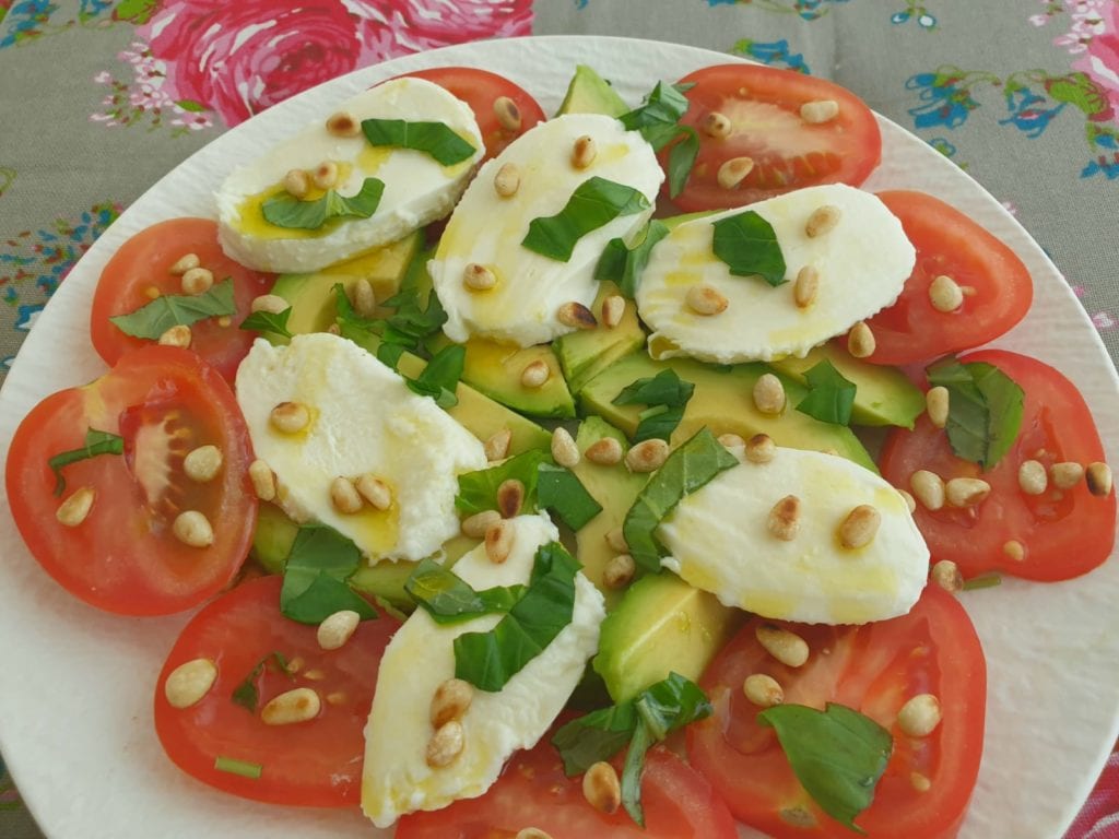 Een lekkere keto salade met tomaat, avocado en mozzarella. Gezond, snel en makkelijk en geschikt voor het hele gezin