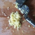 Knoflookpers met gember en knoflook