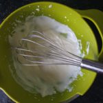 Kom met mascarpone, slagroom en heet water