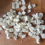 Snijplank met blokjes feta