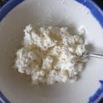 Kom met labneh, feta en geitenkaas