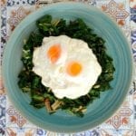Bord met snijbiet, labneh en gepocheerde eieren