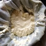 Uitgelekte yoghurt in theedoek