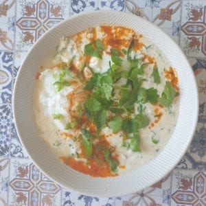 Kom met Turkse eieren in Labneh