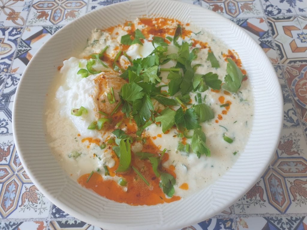 Kom met Turkse eieren in labneh