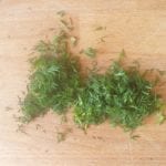 Houten snijplank met fijngesneden dille