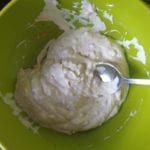 Labneh marinade in een kom