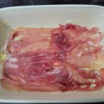 Ovenschaal met plakjes prosciutto
