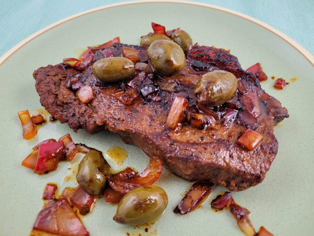Bord met entrecote met kappertjessaus