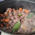 Braadpan met vlees en groenten op matig vuur