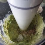 Staafblender in een kom met de tonnato saus