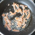Bak de zalm een paar minuten op matig vuur