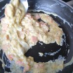 Het eierbeslag bij de zalm gieten en goed blijven doorroeren