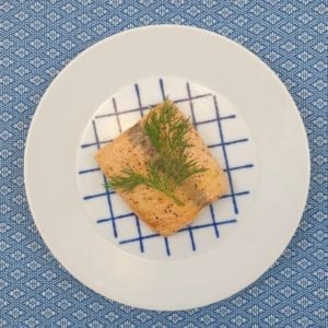 Wit bord met zalmfilet met verse dille