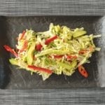 Zwarte schaal met kleurrijke Aziatische salade