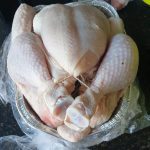 Wrijf de kip met zout en peper in