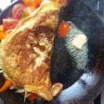 Vouw de omelet dubbel