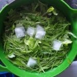 kom met rucola en gemengde sla in water met ijsblokjes