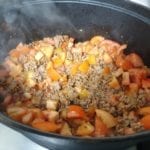 Braadpan met gehakt en stukjes tomaat
