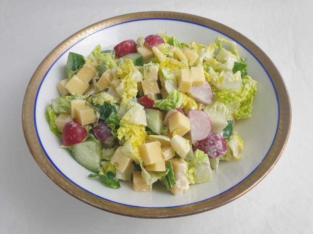 Schaal met Nederlandse Kaassalade