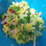 Kaassalade in een kom met mayonaise