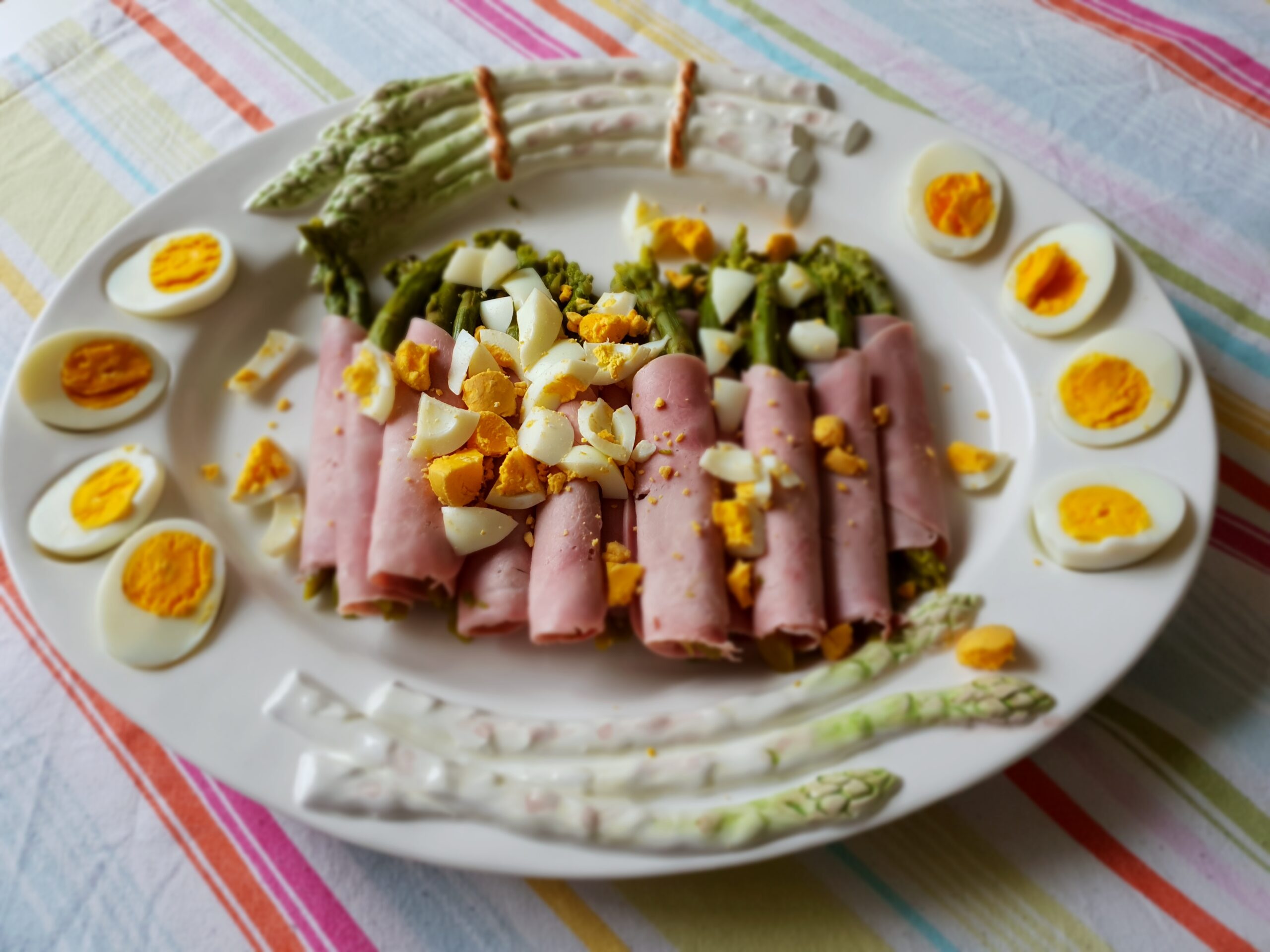 Groene asperges in ham met Bechamelsaus Groene asperges met ham