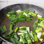 bosui en knoflook in olijfolie fruiten