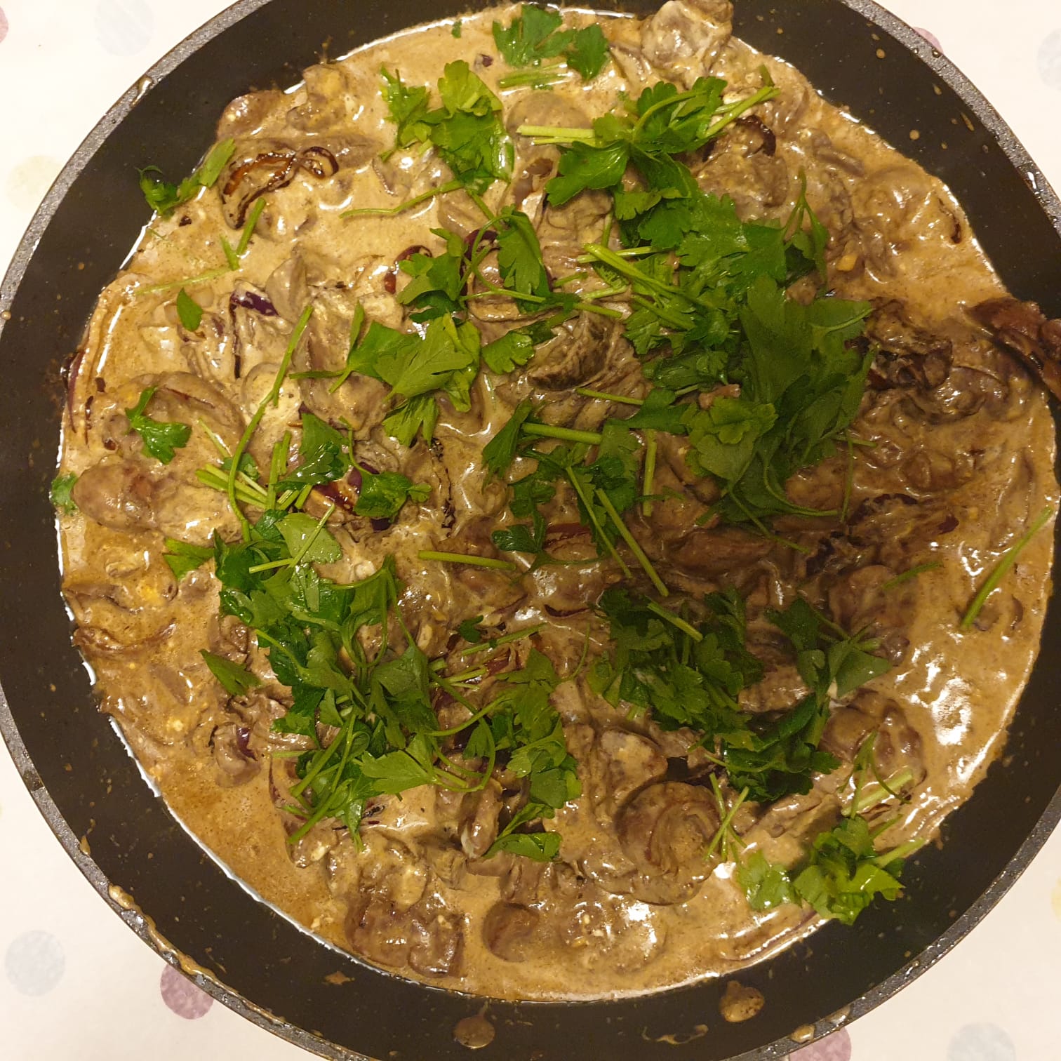 Runderniertjes in een Porcini roomsaus Strooi de platte peterselie ove rde niertjes voordat je serveert