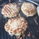 Lamsburgers na 4-6 minuten keren en de andere kant bakken