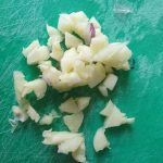 Maak de knoflook schoon en snij in heel kleine stukjes.