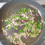 Laat de ui, knoflook en peterselie 5 minuten zachtjes bakken