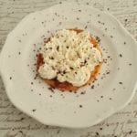 Keto pannenkoeken met slagroom en keto hagelslag Pannenkoeken met chocolade hagelslag