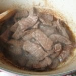 Braadpan met gebruinde biefstuk plakjes