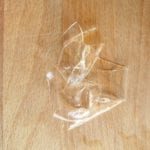 Snijplank met gelatine blaadjes