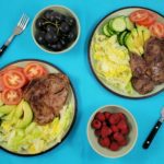 Keto of koolhydraatarm borden met een keto en een koolhydraatarme maaltijd