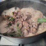 Braadpan met wildzwijn, laurier en rozemarijn.